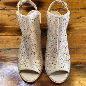 Women’s 13M tan and gold embellished used heels